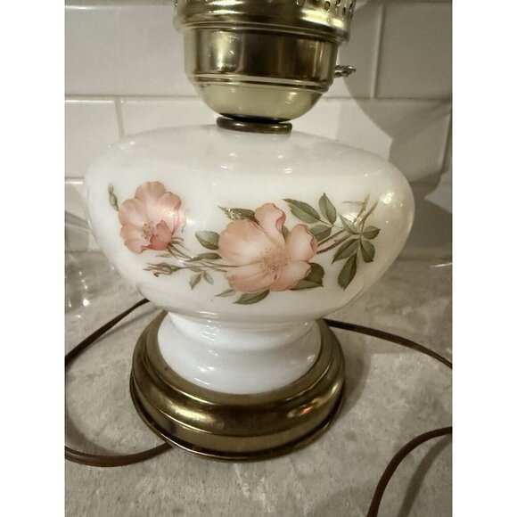 Vintage Milk glass electric hurricane lamp with brass base and floral motifs. - Picture 12 of 16